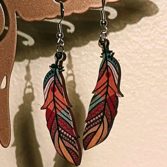 Pretty wood feather 🪶 shaped earrings - Picture 4 of 6
